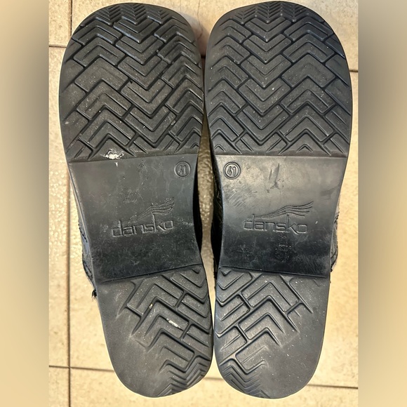 Dansko Black Tooled Leather Clogs Women’s Sz 10.5 / 41 - Picture 8 of 9